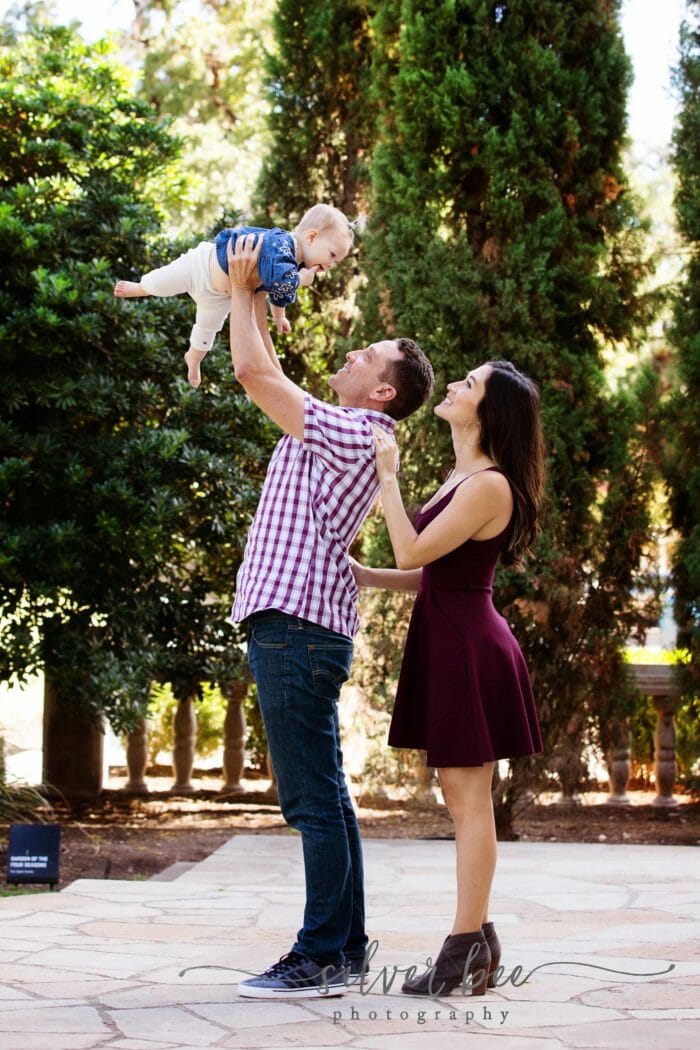 Family photo at Laguna Gloria in Austin Tx with 6 month baby girl | Silver Bee Photography