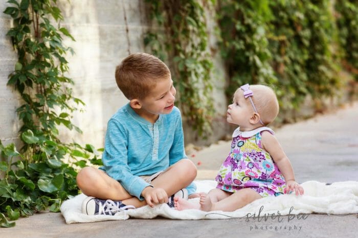 Sibling photography in downtown Austin Tx | Silver Bee Photography