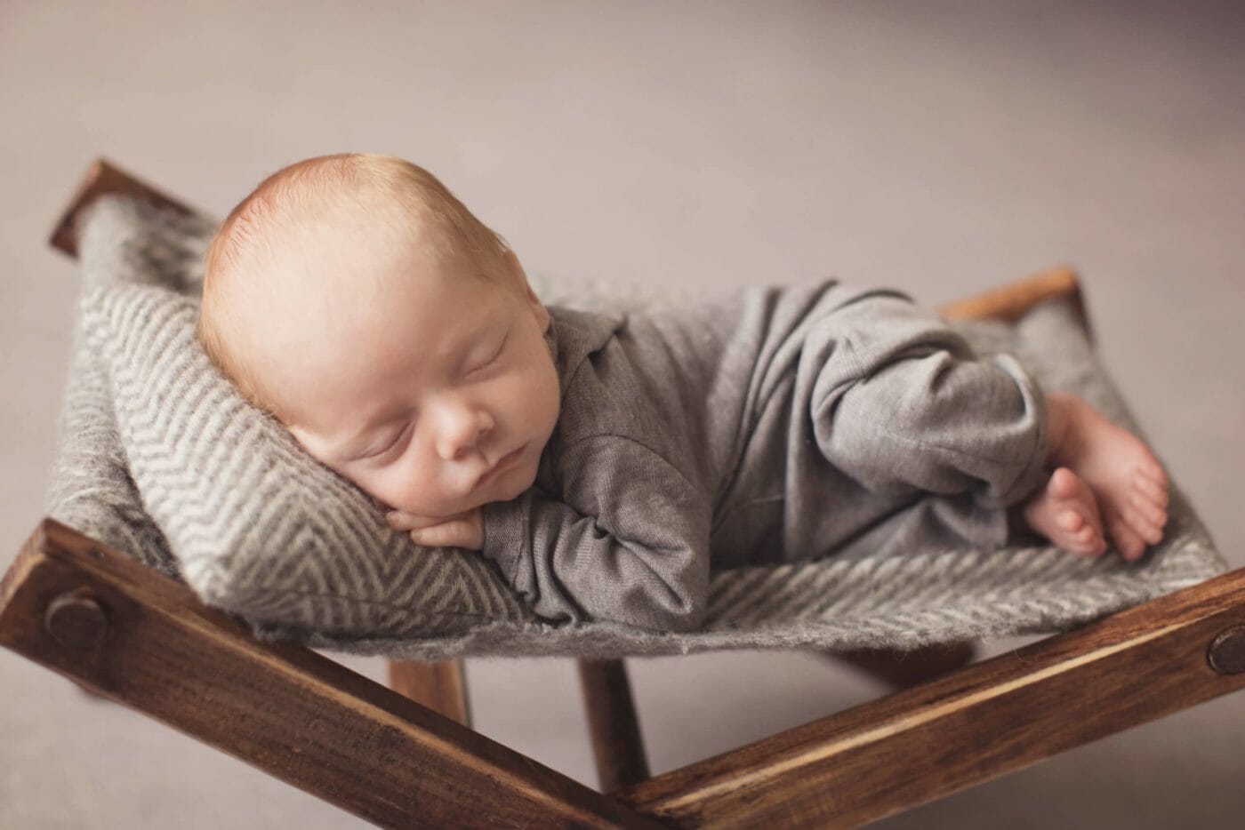 Using a gray herringbone hammock for newborn photography | Silver Bee Photography