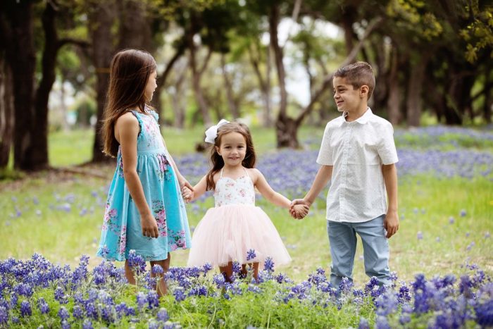 Silbling photos in Austin blue bonnet field | Silver Bee Photography