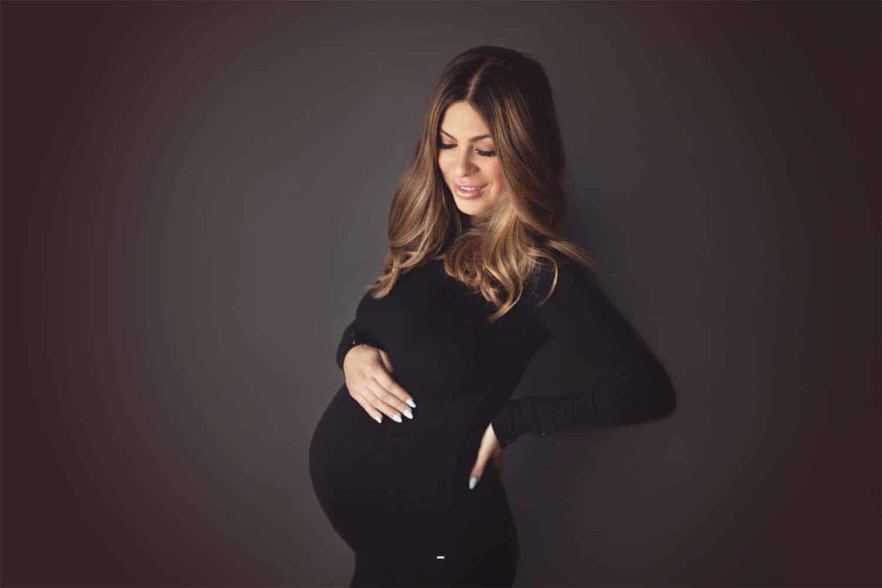 Using gray for materntiy photo shoot backdrop | Silver Bee Photography