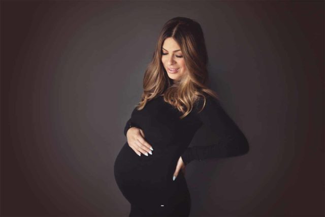 Using gray for materntiy photo shoot backdrop | Silver Bee Photography