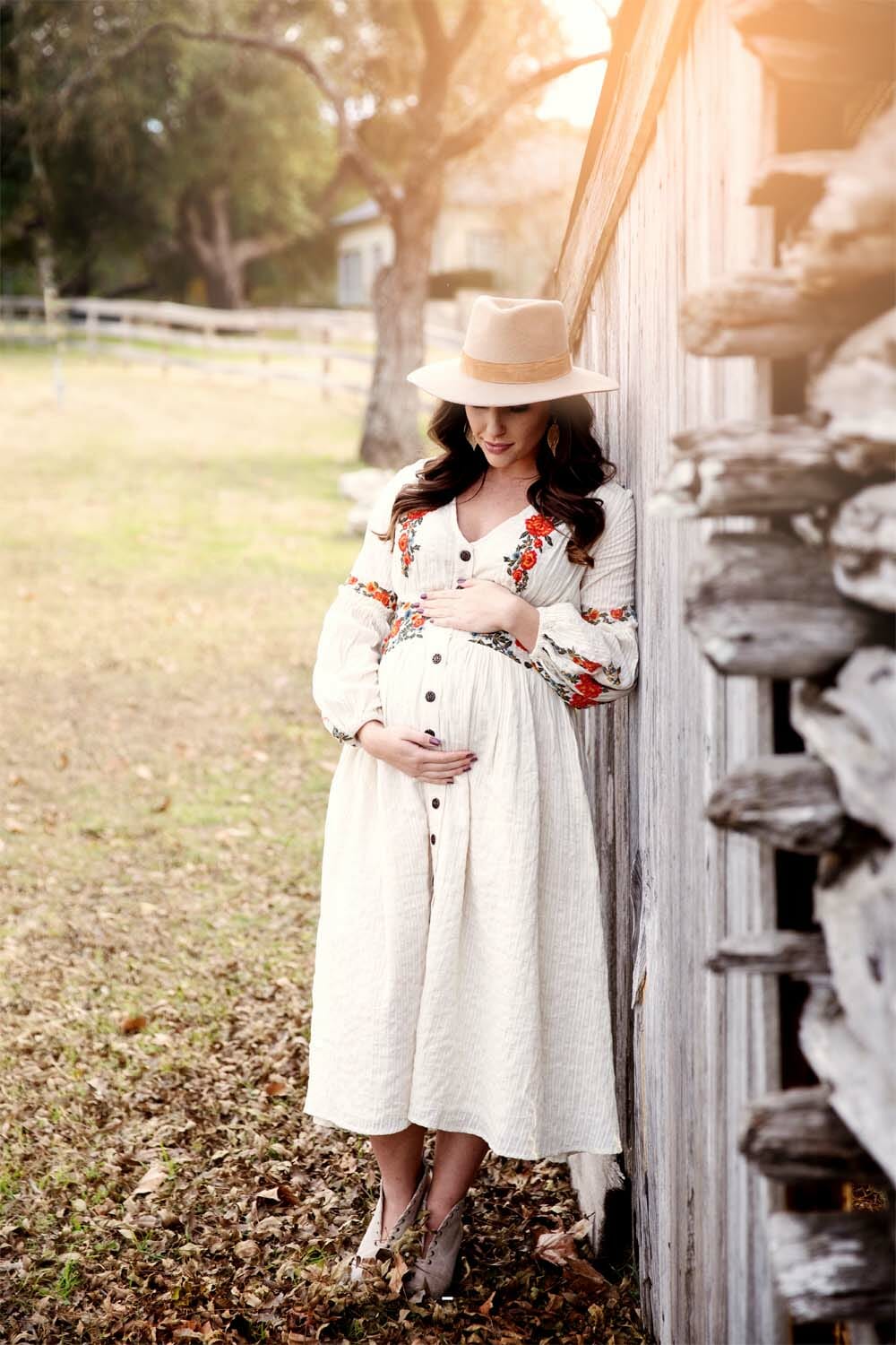 Maternity photos in Austin Texas with old barn | Silver Bee Photography