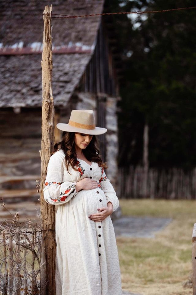 Old barn location in Austin TX for photography session | Silver Bee Photography