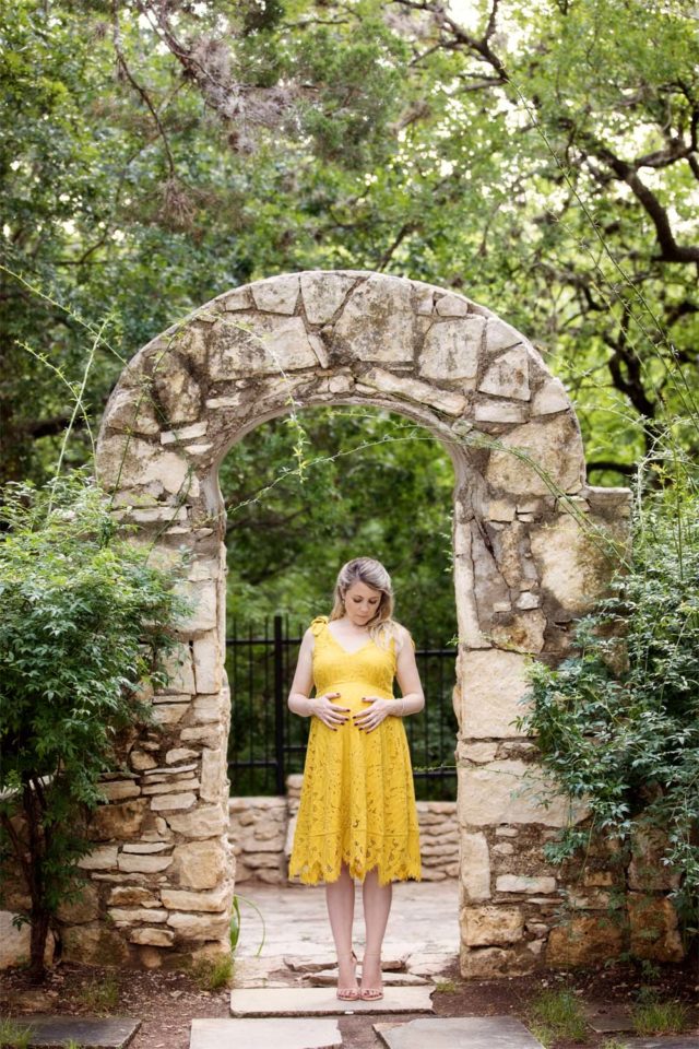 maternity photography at mayfield park in Austin tx | Silver Bee Photography